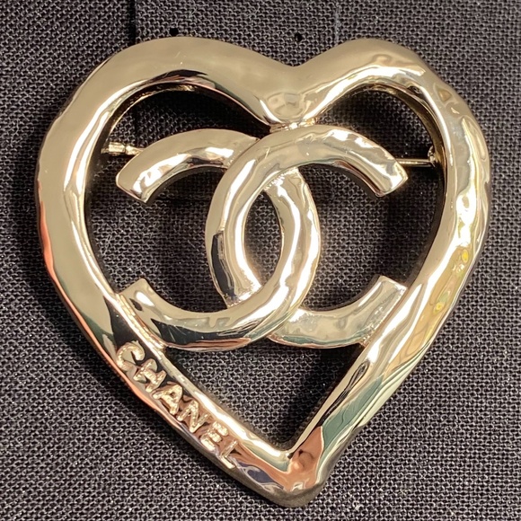 CHANEL 2022P GOLDEN TONE HEART METAL BROOCH WITH CC LOGO - Picture 1 of 16